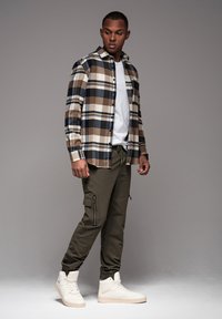 Ombre OM PAJO - Kapsáče - olive green