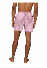 Roze gestreepte zwembaden met een elastische tailleband, zijzakken en een klein achtervak. De stof lijkt lichtgewicht en glad.