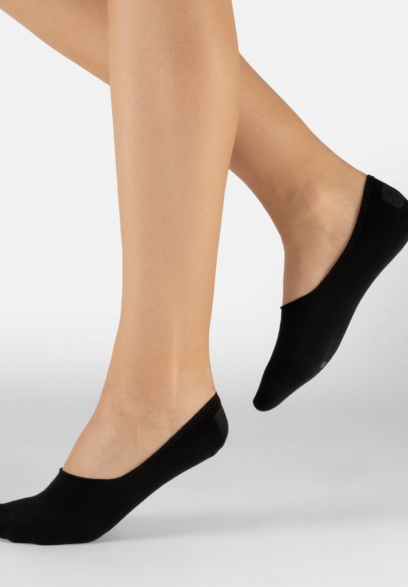 Calzini neri invisibili realizzati in materiale morbido; presentano un design a taglio basso con bordi senza cuciture per comfort e un indossare discreto.