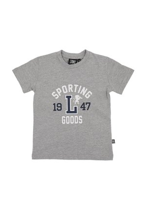 T-shirt gris à manches courtes et à col rond, avec une inscription sur la poitrine : « Sporting 1947 Goods », autour d’un grand L.