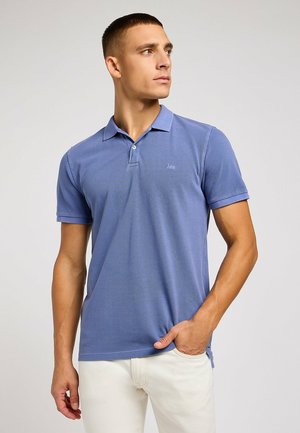 Polo shirt azzurro a maniche corte con colletto, caratterizzato da una trama sottile e un piccolo logo ricamato sul lato sinistro del petto.