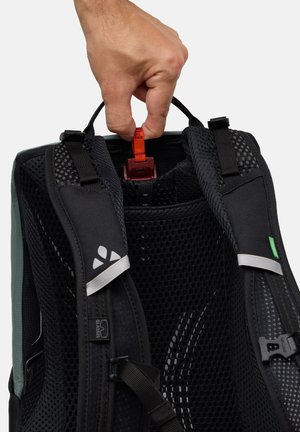 Zaino nero con design a rete, caratterizzato da una clip arancione colorata e dettagli argentati. Spallacci e tasche dettagliati per funzionalità.