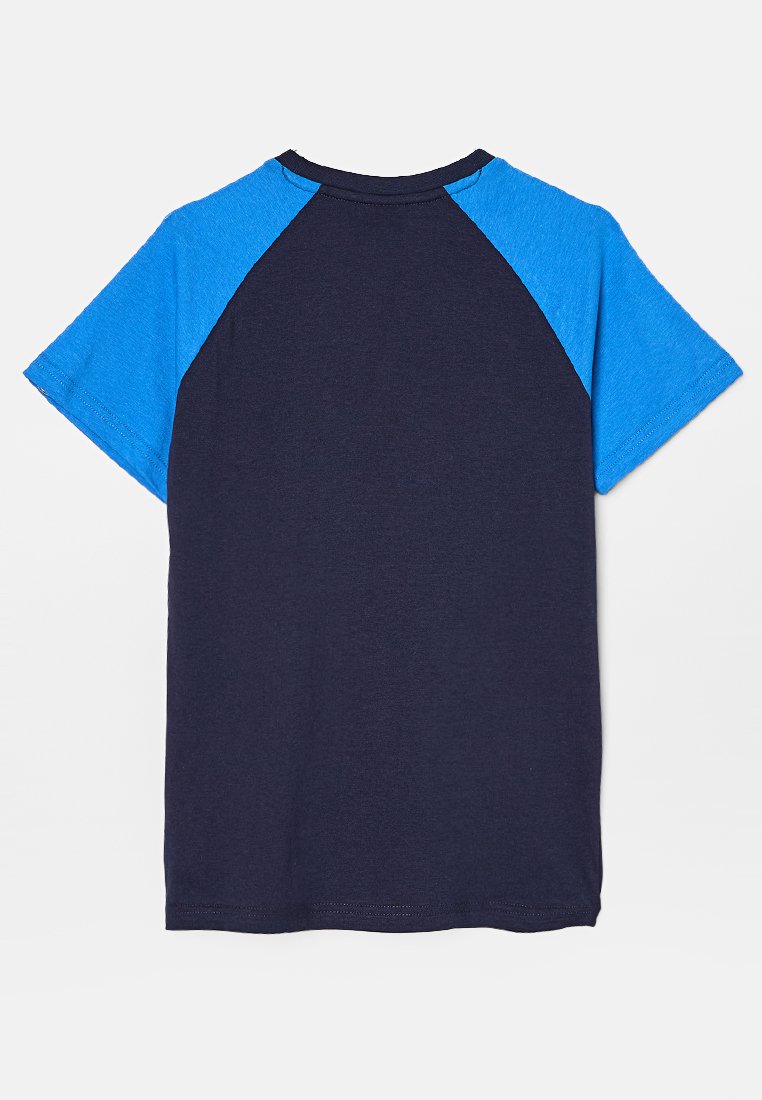 T-shirt à manches courtes bleu marine avec des manches raglan bleu vif et un col rond, vu de dos sur un fond blanc.