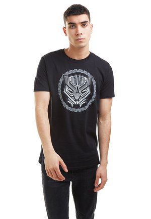 Schwarzes Baumwoll-T-Shirt mit einem zentralen Grafikdesign eines stilisierten Gesichts in Weiß und Grau, umgeben von einem kreisförmigen geometrischen Muster.