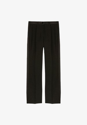 Pantalon vert foncé à jambes larges avec un devant plat, des plis et une fermeture à un seul bouton. Le tissu a une texture lisse et peu de coutures.