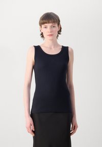 Canotta a coste blu navy con scollatura a girocollo e dettagli del logo sottili. Realizzata in tessuto elasticizzato, presenta una silhouette aderente e una texture liscia.