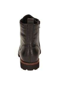 Stivale alla caviglia in pelle nera con finitura texture, punta arrotondata, zip laterale e suola in gomma marrone con piccole scanalature.