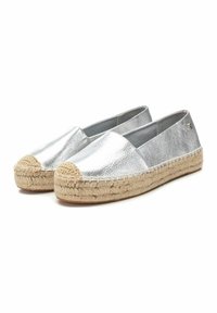 Espadrilles metálicas plateadas con suela de yute tejido, punta en forma de almendra y laterales elásticos para facilitar su uso. Parte superior texturizada y acentos naturales.