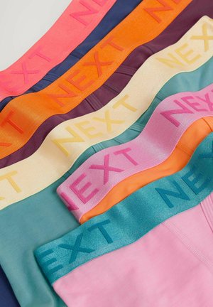 Bunte Taillenslips in Schichten angeordnet, mit einer Palette von Farben wie Pink, Orange, Grün und Marineblau sowie mit strukturiertem "NEXT"-Branding.