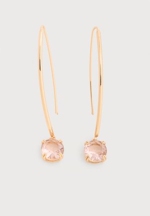 Gouden druppelvormige oorbellen met dunne, langwerpige haken en ronde lichtroze edelsteenzetting aan de uiteinden.