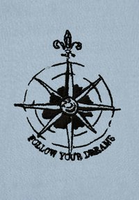 Šviesiai mėlynas audinys su mustruotu juodu kompasu, kuriame viršuje yra fleur-de-lis ir žodžiai "SEKITE SAVO MIMPIS" apačioje.