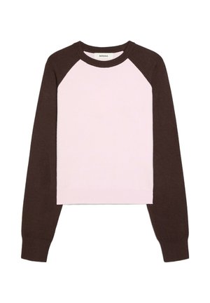 Pull en maille à manches longues avec corps rose clair et manches raglan marron foncé, poignets côtelés et col rond.