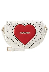 Bílá kožená kabelka s červeným srdcem uprostřed, jemnými perforacemi se vzorem malých černých srdcí a zlatými kovovými doplňky.