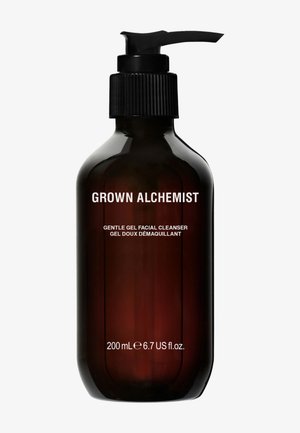 Dunkelbernsteinfarbene Glaspumpflasche, beschriftet mit "Grown Alchemist Gentle Gel Facial Cleanser", mit weißem Text und einem schwarzen Schraubverschluss. 200 ml.