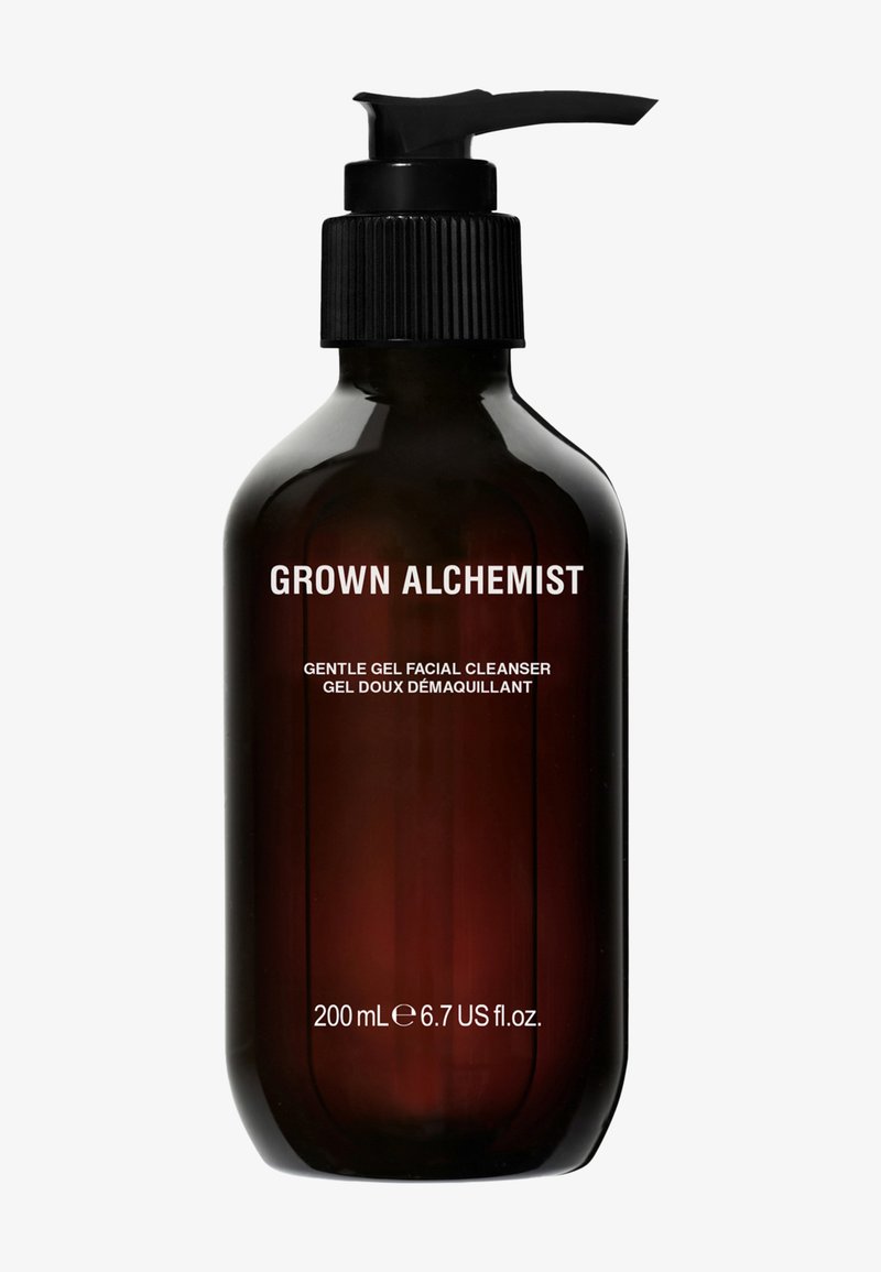 Flacone a pompa in vetro ambra scuro, etichettato "Grown Alchemist Gentle Gel Facial Cleanser", con testo bianco e dispenser a vite nero. 200 mL.