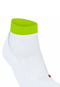 FALKE RU4 SHORT RUNNING MEDIUM CUSHIONING - Sportsocken - white