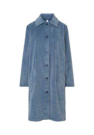 Abrigo largo azul texturizado con cuello, mangas largas, cierre de botones y bolsillos laterales, exhibido sobre un fondo blanco.