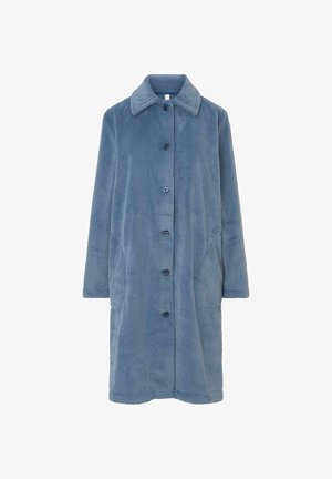 Abrigo largo azul texturizado con cuello, mangas largas, cierre de botones y bolsillos laterales, exhibido sobre un fondo blanco.