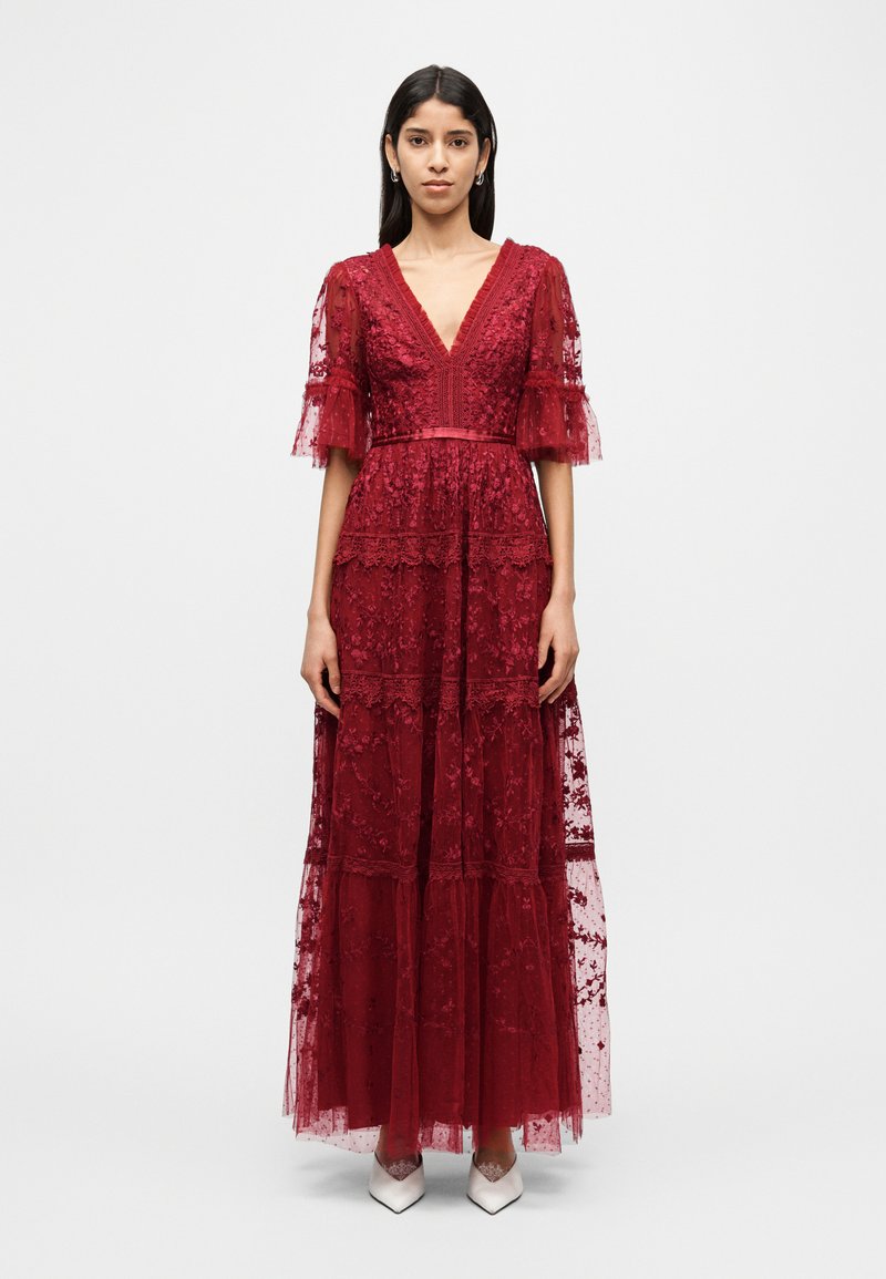 Langes burgunderrotes Spitzenkleid mit gestuftem Design, transparenten Schmetterlingsärmeln und tiefem V-Ausschnitt. Mit satinband an der Taille und kunstvollen Blumenmustern.