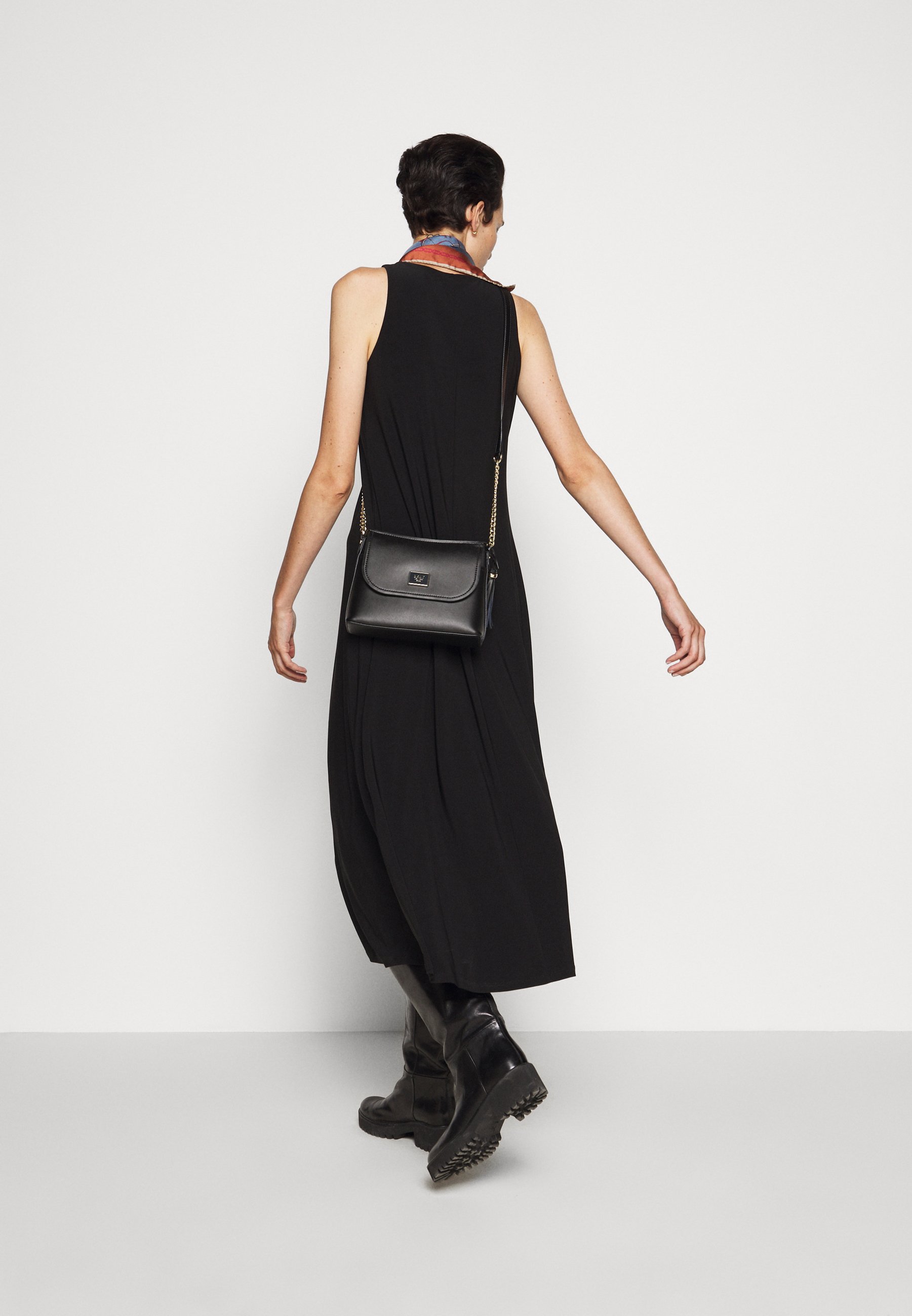 DKNY FLAP SHOULDER BAG Skulderveske blackgoldsvart DKNY FLAP SHOULDER BAG Skulderveske blackgoldsvart