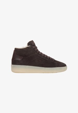 Dunkelbraune Wildleder-Hochtop-Sneaker mit einem gepolsterten Innenfutter, runden Schnürsenkeln, Gummisohle und kontrastierenden Lederakzenten an der Ferse.