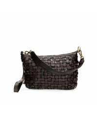 Borsa in pelle nera intrecciata con forma rettangolare, dettagli in metallo dorato e tracolla removibile per indossarla a tracolla o a spalla.