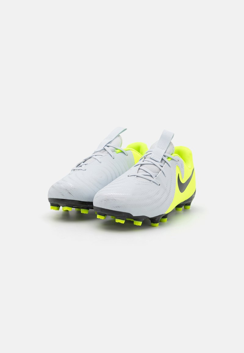 Des crampons de football gris avec des accents jaune fluo, une tige texturée, une semelle noire et des pointes multicolores. Équipés d'une languette pour un enfilage facile.