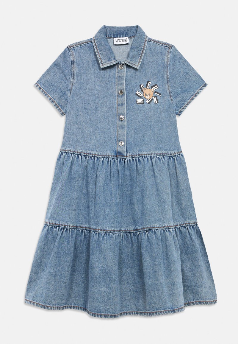 Φόρεμα από τζιν με κοντά μανίκια, κουμπιά στο μπροστινό μέρος και φούστα σε στρώσεις. Διαθέτει λογότυπο αρκούδας στο στήθος και λεπτομέρειες σε αντίθετο χρώμα ραφής.