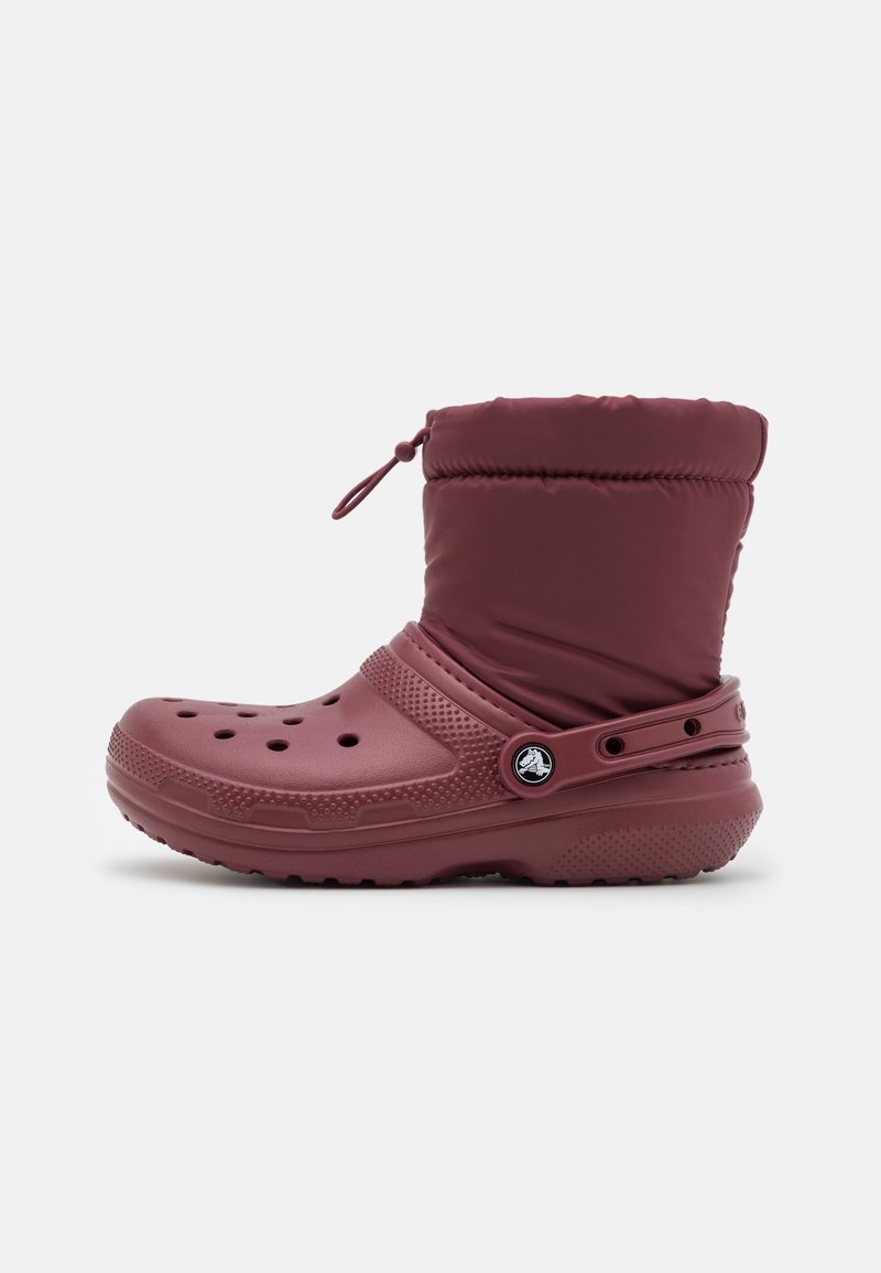 Botte sabot isolante imperméable couleur bordeaux avec des trous d'aération, une sangle réglable et une tige rembourrée avec fermeture à cordon.