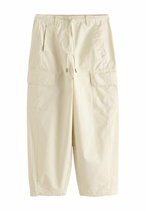 Beige Cargohose mit vorderem Kordelzug, Gürtelschlaufen, Seitentaschen und großen Klappentaschen an den Oberschenkeln, aus leichtem Stoff gefertigt.