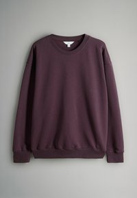 Bordový svetr s kulatým výstřihem, žebrovanými manžetami a lemem, a měkkou texturou. Vyznačuje se jednoduchým, štíhlým designem bez vzorů.