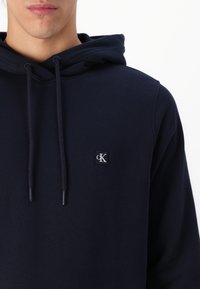 Calvin Klein Jeans BADGE HOODIE - Felpa - night sky