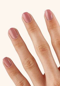 Vijf vingers met nagels van gemiddelde lengte, bedekt met een gladde, glanzende roze lak. De huid is licht van kleur met zichtbare textuur en fijne lijntjes.