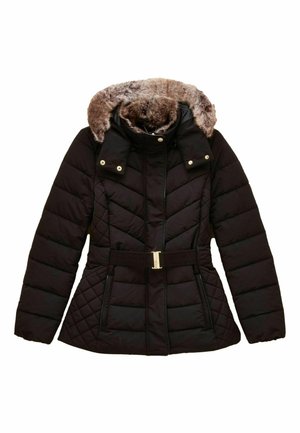 Juodas pūkuotas švarkas su kailiu išklota kapuce, deimanto formos siuvinėjimo raštas, auksinės spalvos detalės, priekinis užtrauktukas ir diržo akcentas juosmens srityje.