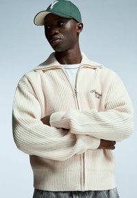 Bershka EMBROIDERED TEXTURED  - Vesta na kopčanje - white