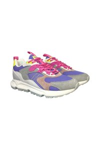 Sneakers con una tomaia in mesh e suede grigia, viola e rosa, caratterizzate da suole bianche spesse e lacci rosa brillanti con accenti neon.