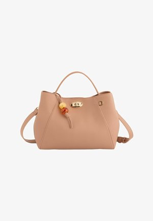 Bolso de cuero beige con asa superior, correa de hombro ajustable, cierre dorado y cuentas decorativas ámbar y amarillas en el fleco delantero.