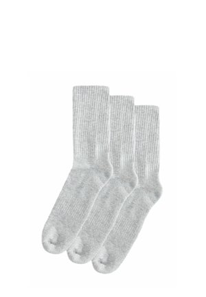 Drei Paare schlichte hellgraue Crew-Socken mit gerippten Bündchen nebeneinander auf weißem Hintergrund angeordnet.