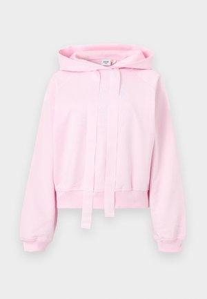Svetlo roza kratka kapucar s dolgimi rokavi, širokimi zategovalnimi vrvicami, rebrastimi manšetami in spodnjim robom ter subtilnim vezenim logotipom na sprednji strani.