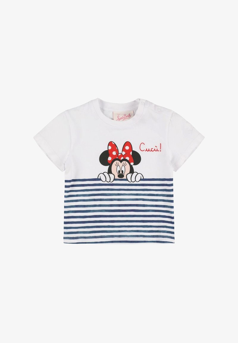 Witte katoenen t-shirt met marineblauwe en witte strepen aan de onderkant. Bevat een afbeelding van een figuur met een rood met witte stippen strik en tekst.