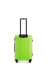 Maleta rígida verde con surcos diagonales, mango telescópico negro extensible y cuatro ruedas giratorias para una fácil maniobrabilidad.