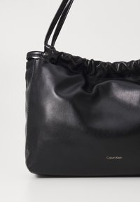 Calvin Klein Jeans GATHERED SHOULDER BAG - Ručna torba - black