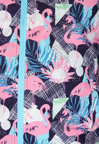 Kleurrijke stof met roze flamingo's, groene bladeren en geometrische vormen op een marineblauwe achtergrond. Lichtblauwe rits als opvallend detail.