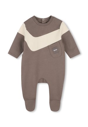 Body bébé marron et crème à manches longues, jambes avec pieds, petite poche avant étiquetée "BOSS," et boutons-pression au niveau du cou.