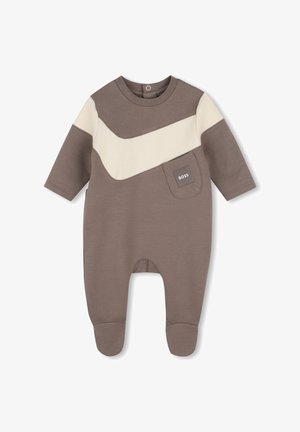 Bruine en crèmekleurige baby-onesie met lange mouwen, voetjes, een klein voorvakje met het label "BOSS," en drukknopen bij de hals.