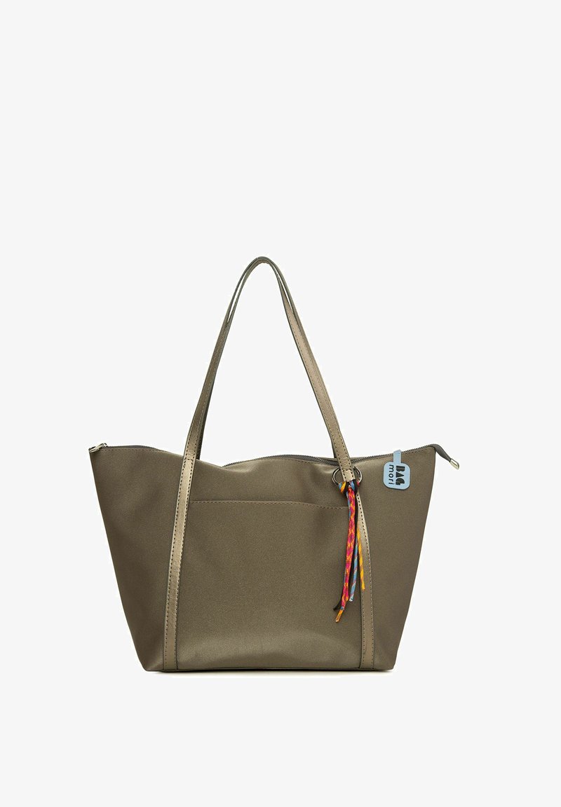 Õliva rohelise värvusega õlakott tõmblukuga, millel on kaks rihma ja küljetasku. Kaunistatud värvilise tuti ja logokilega.