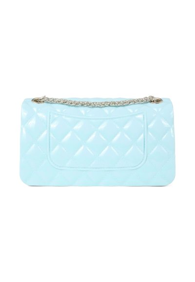 Borsa a tracolla trapuntata di colore azzurro chiaro, realizzata in materiale lucido, con una tracolla in catena e una tasca frontale con un motivo a diamante in rilievo.