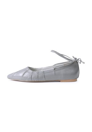 Bailarinas de cuero gris con punta afilada, textura arrugada y una fina correa ajustable en la parte posterior. Suela plana.