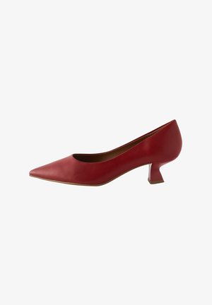 Pump rossa in pelle con punta a punta e tacco basso angolare unico. Texture liscia e design minimalista, caratterizzato da una silhouette elegante.