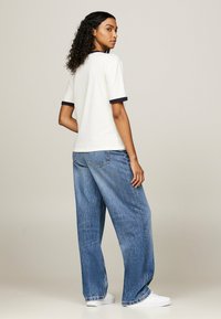 Tommy Hilfiger VARSITY RINGER - T-shirt imprimé - ancient white